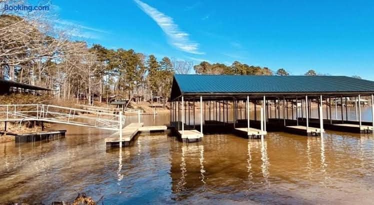 Cozy Waterfront Cabin for a Memorable Getaway on Toledo Bend Lake in Hemphill, Texas - Entire Place, Holiday Home in Milam