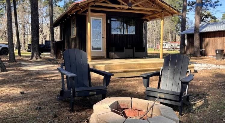 Beautiful Cabin by the Lake Nestled in Sabine National Forest for a Romantic Retreat in Hemphill, Texas - Entire Place, Holiday Home in Milam