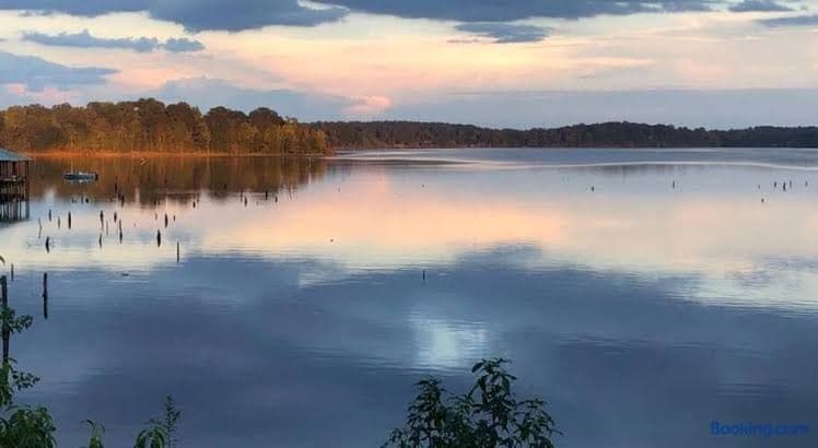 Spacious Modern Cabin on Toledo Bend Lake with Gorgeous Deck and Patio for an Amazing Family Getaway in Hemphill, Texas - Entire Place, Holiday Home in Milam