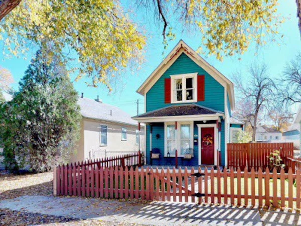 The Blue Bungalow Montrose Co, Hotel in Montrose