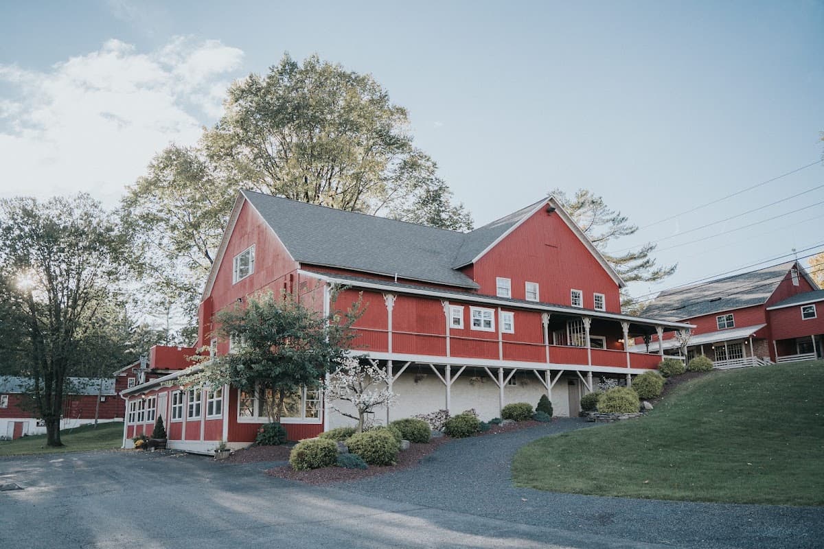 Grange Valley Lakeside Inn & Cottages, Hotel in Mount Pocono