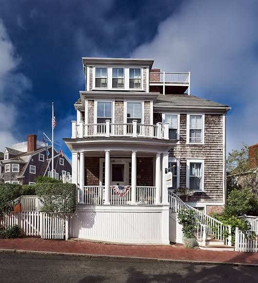 Cliff Lodge Bed & Breakfast, Bed & Breakfast in Nantucket