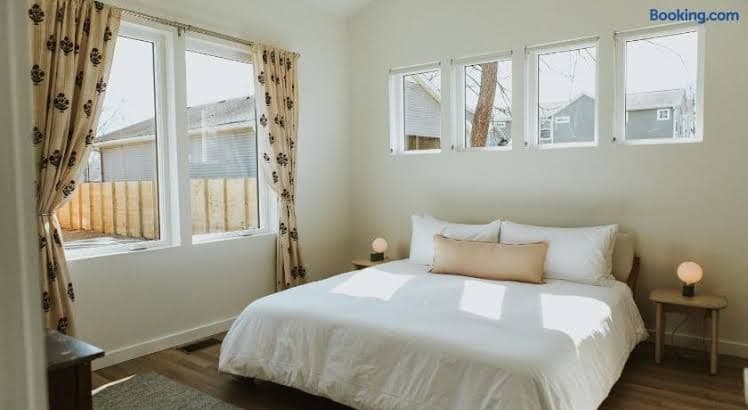 Storybook Nashville Guesthouse - Perfect for Couples and Solo Travelers - Entire Place, Guesthouse in Nashville