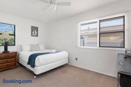 3 Living Rooms - Spacious - Family-Friendly - Entire Place, Holiday Home in National City