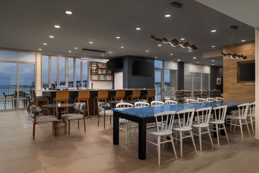 Shore Thing Bar & Bistro, Hotel in Navarre