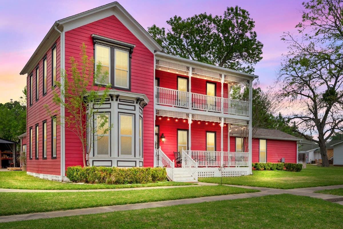 Red Velvet Inn & Gallery was sold in 2025. New owners have not decided when they will re-open., Bed & Breakfast in Navasota