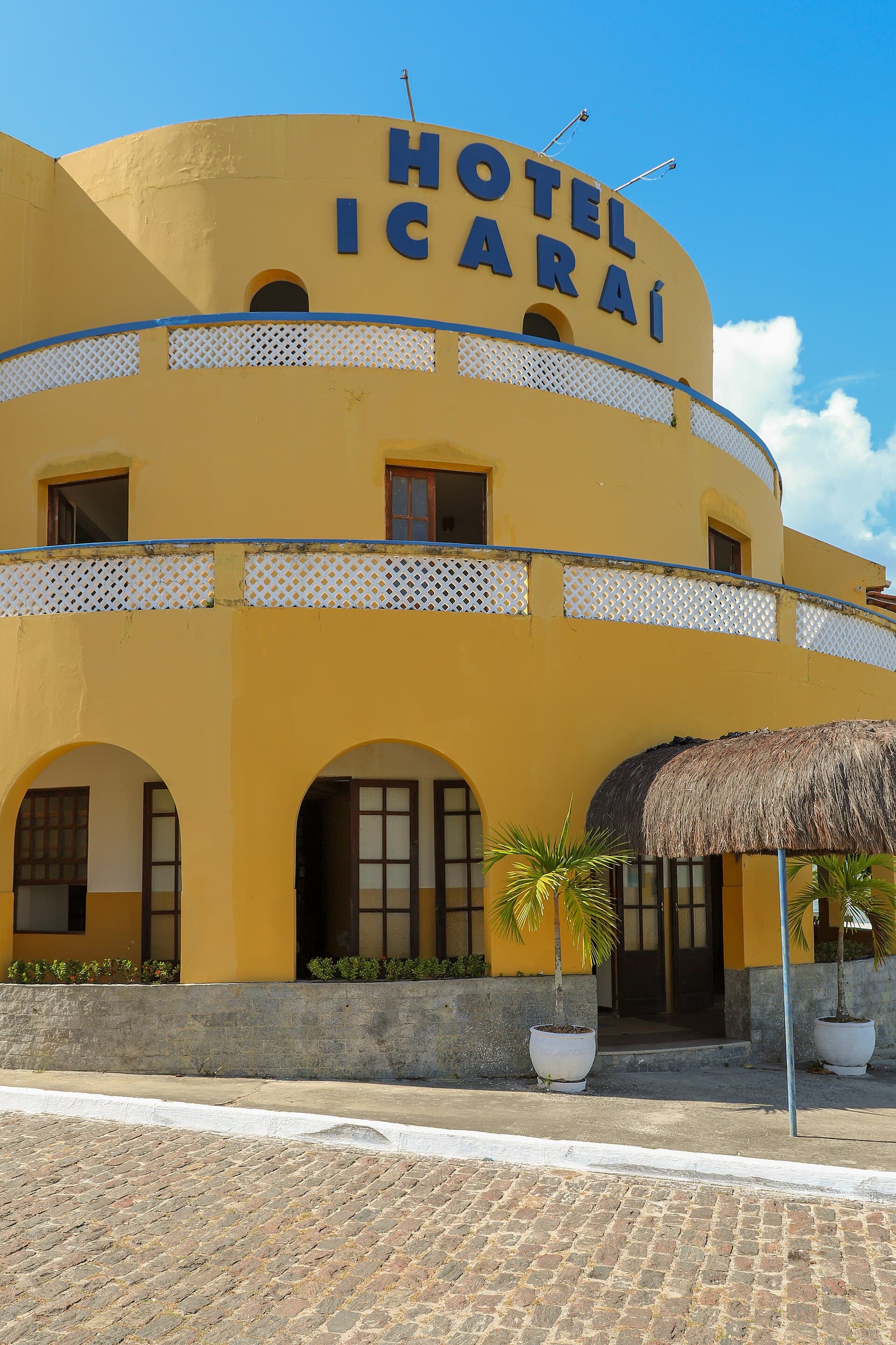 Hotel Icarai (via Wikimedia Commons, CC BY-SA 4.0)