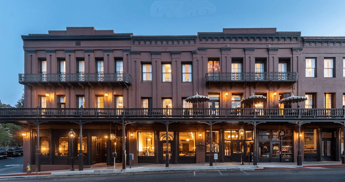 Lola Dining, Hotel in Nevada City