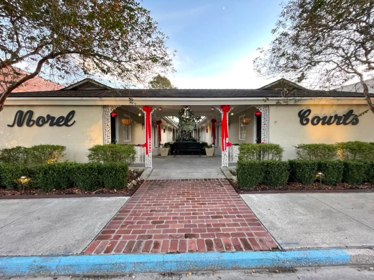 Morel's Courtyard Inn, Hotel in New Roads