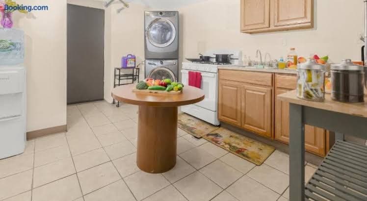 The Cove-Bed and Breakfast Style Unit with 3 bedrooms and Free Parking - Entire Place, Bed & Breakfast in Jersey City