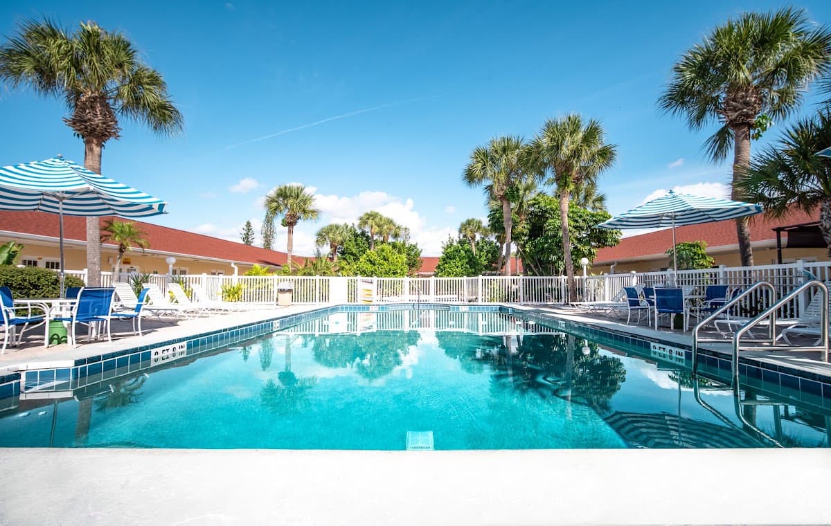 Island Sun Inn & Suites - Historic Venice & Beach Getaway, Hotel in Nokomis