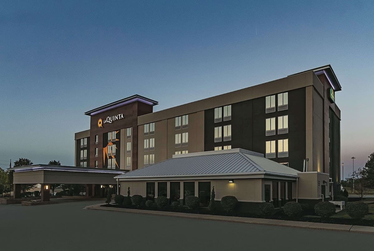 La Quinta Inn & Suites by Wyndham Cleveland Airport West, Hotel in North Olmsted