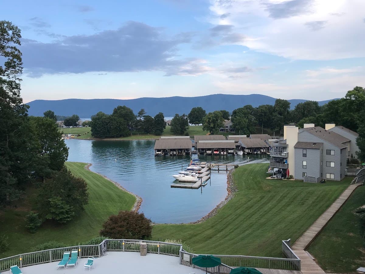Bernard's Landing-CPOA, Resort in North Shore