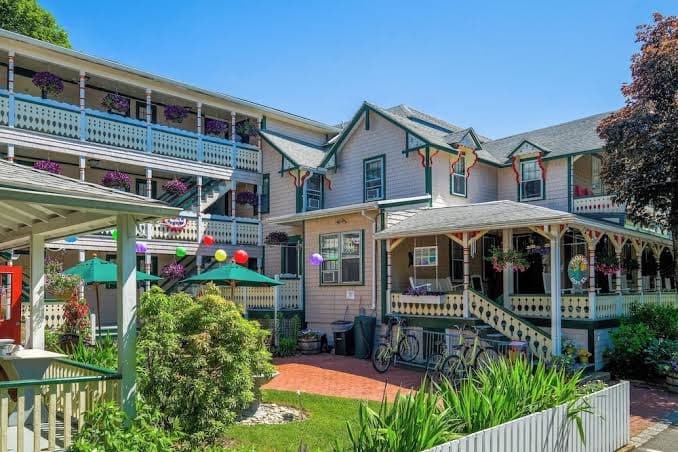 Pequot Hotel, Hotel in Oak Bluffs