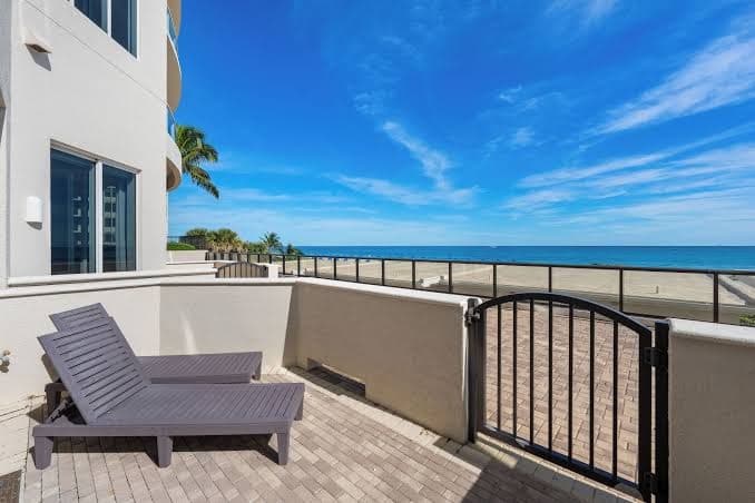 Ritz-Carlton Oceanfront Suite with Hotel Amenities by Guaranteed Rental, Hotel in Palm Beach Shores