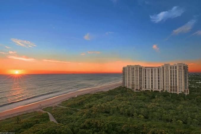 ON THE BEACH Palm Beach Singer island resort Spa! 2bd 2bth Hotel Amenities!, Resort in Palm Beach Shores