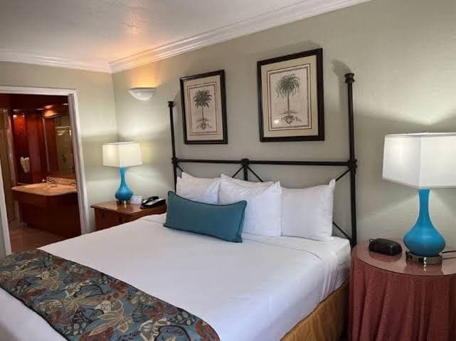 Palm Beach Shores Resort - 2 bed/2 bath condo with Ocean & Pool views, Resort in Palm Beach Shores