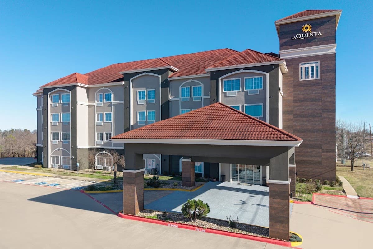 La Quinta Inn & Suites by Wyndham Paris, Hotel in Paris