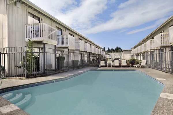 Howard Johnson by Wyndham Hotel & Suites, Hotel in Parkland