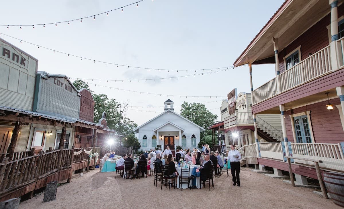 Silver Sycamore - All-Inclusive Wedding & Event Venue in Houston, TX, Bed & Breakfast in Pasadena