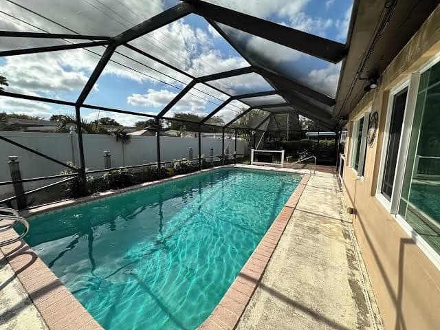 Family friendly 3bed, 2bath house with WiFi, AC, Pool. 6mi-beach, 13mi-airport, Hotel in Pembroke Pines