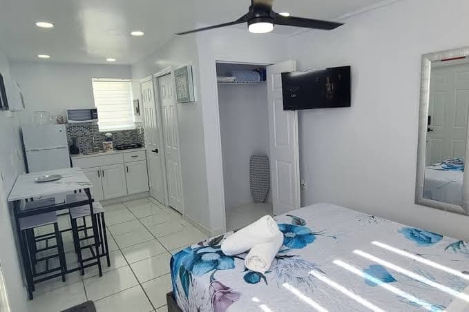 Apt Hollywood Fl close to Hard Rock Stadium and Hard Rock Casino Guitar Hotel, Hotel in Pembroke Pines