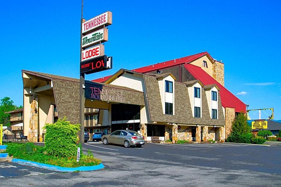 Tennessee Mountain Lodge Riverside by OYO, Hotel in Pigeon Forge
