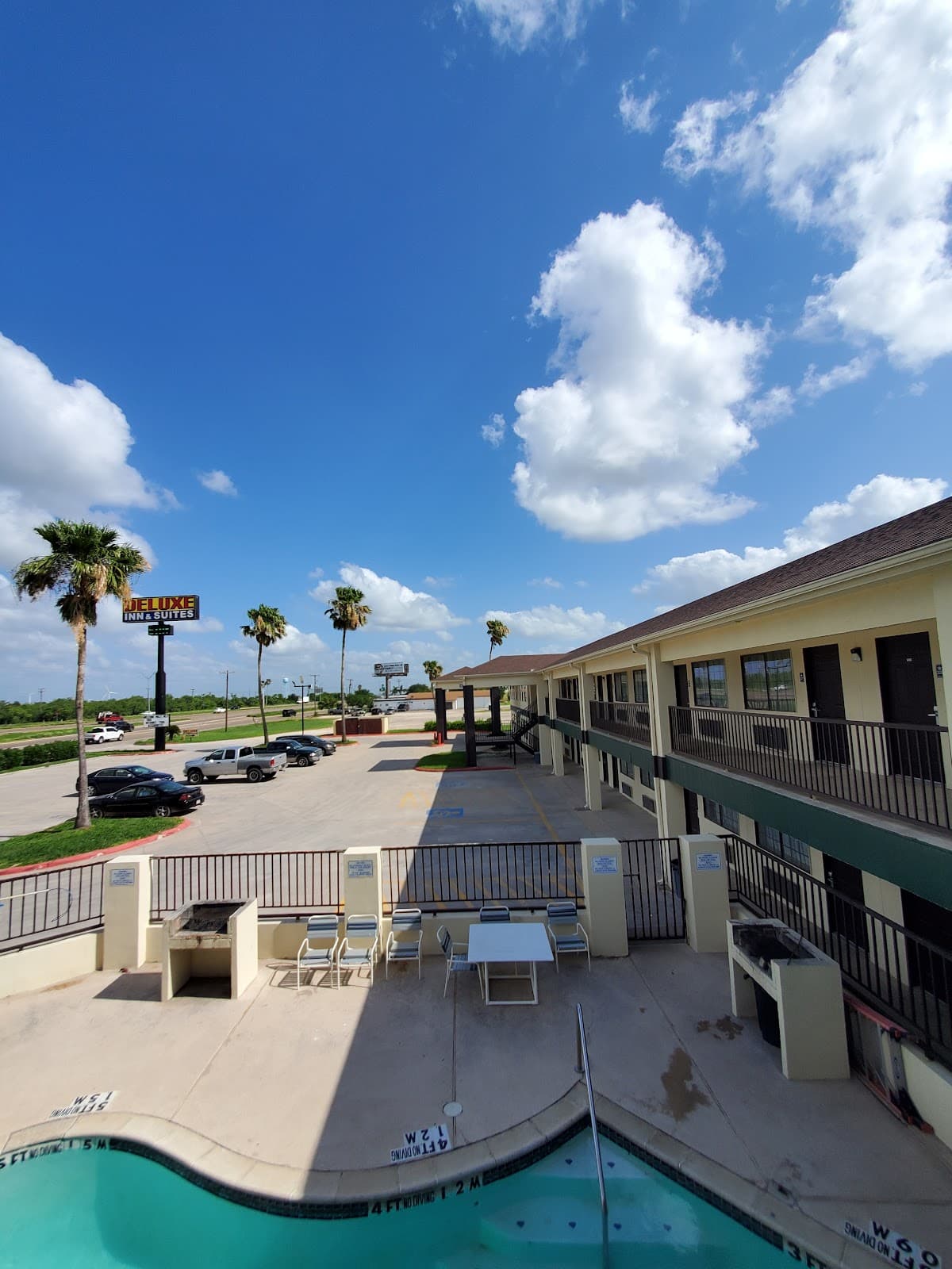Deluxe Inn & Suites, Hotel in Raymondville