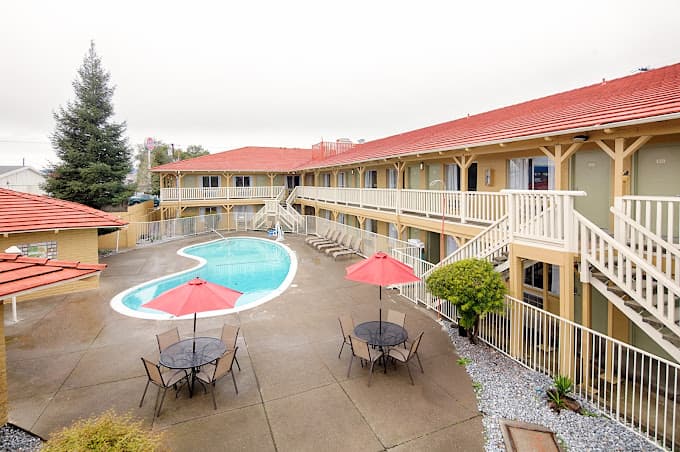 GuestPlace Inn & Suites, Hotel in Redding