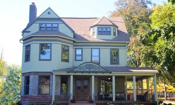 7 On Strath, Hotel in Rochester