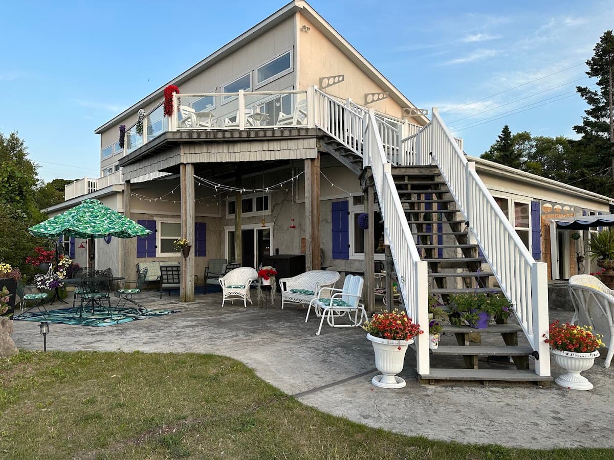 Purple Martin Lakeside Inn & Bird Sanctuary on Lake Huron, Hotel in Rogers City