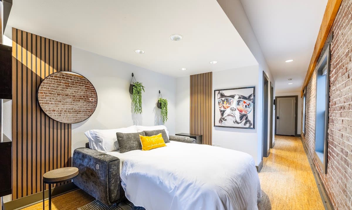 Golden Brick Studio, Hotel in Rogers
