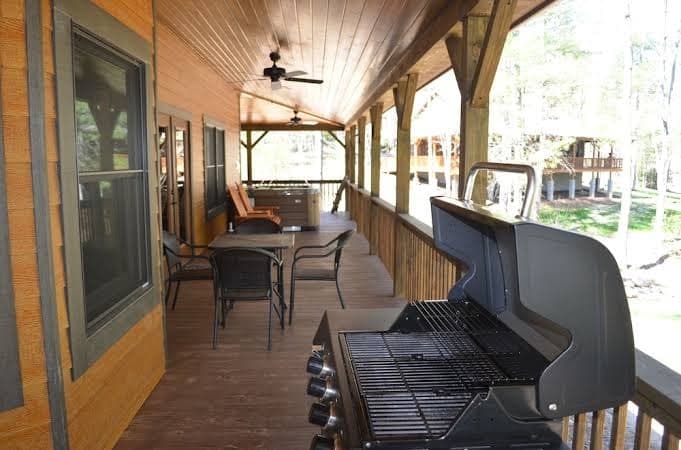 Asheville Country Cabins, Holiday Home in Royal Pines