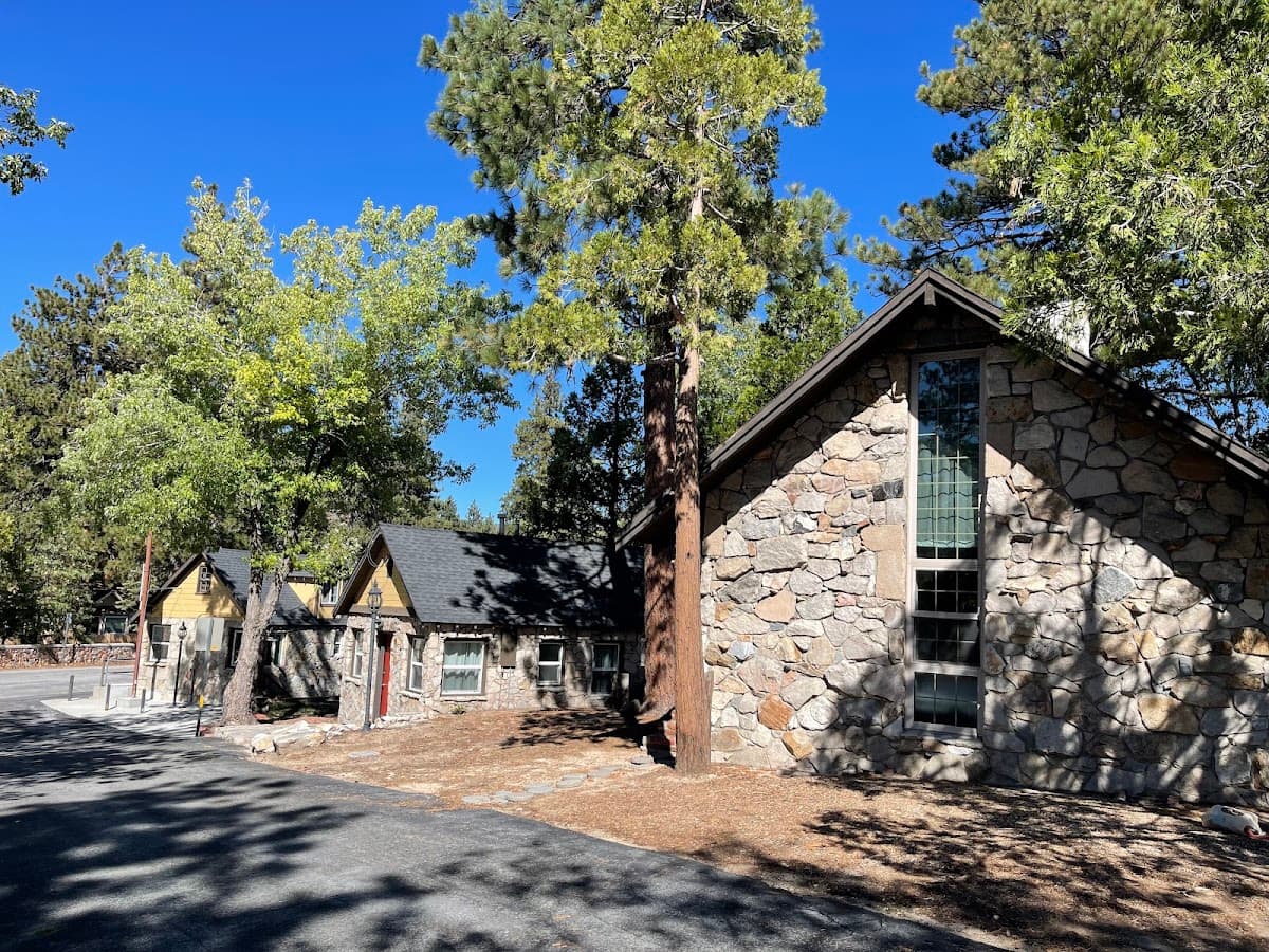 Sherwood Arms Motel, Motel in Running Springs