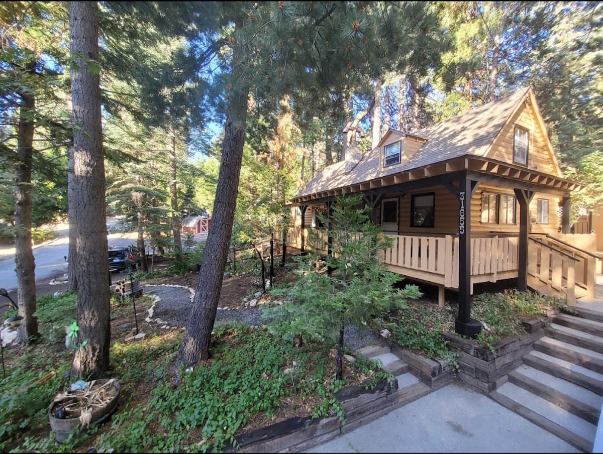 Mountain Cowboy Cabin Stay, Hotel in Running Springs
