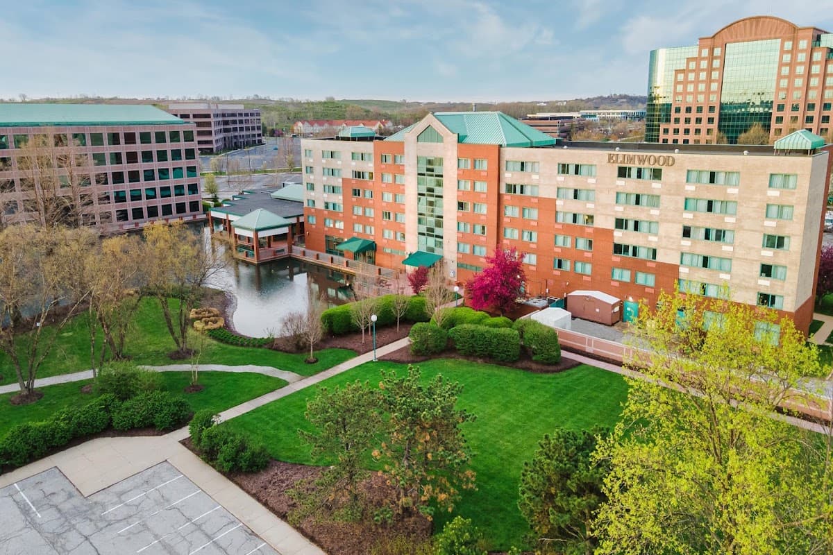 Elimwood Hotel, A Ramada by Wyndham, Hotel in Saint Charles