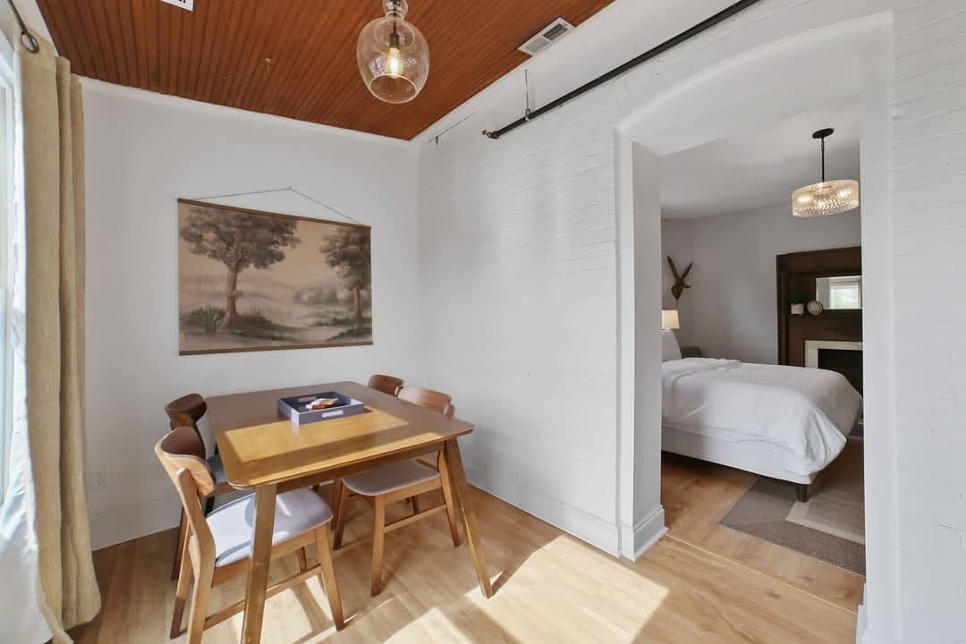 The Divine Otter Boutique Hotel, Hotel in Saint Charles