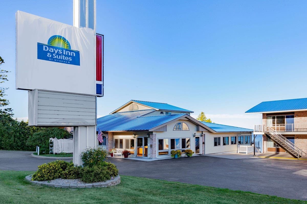 Days Inn & Suites by Wyndham St. Ignace Lakefront, Hotel in Saint Ignace