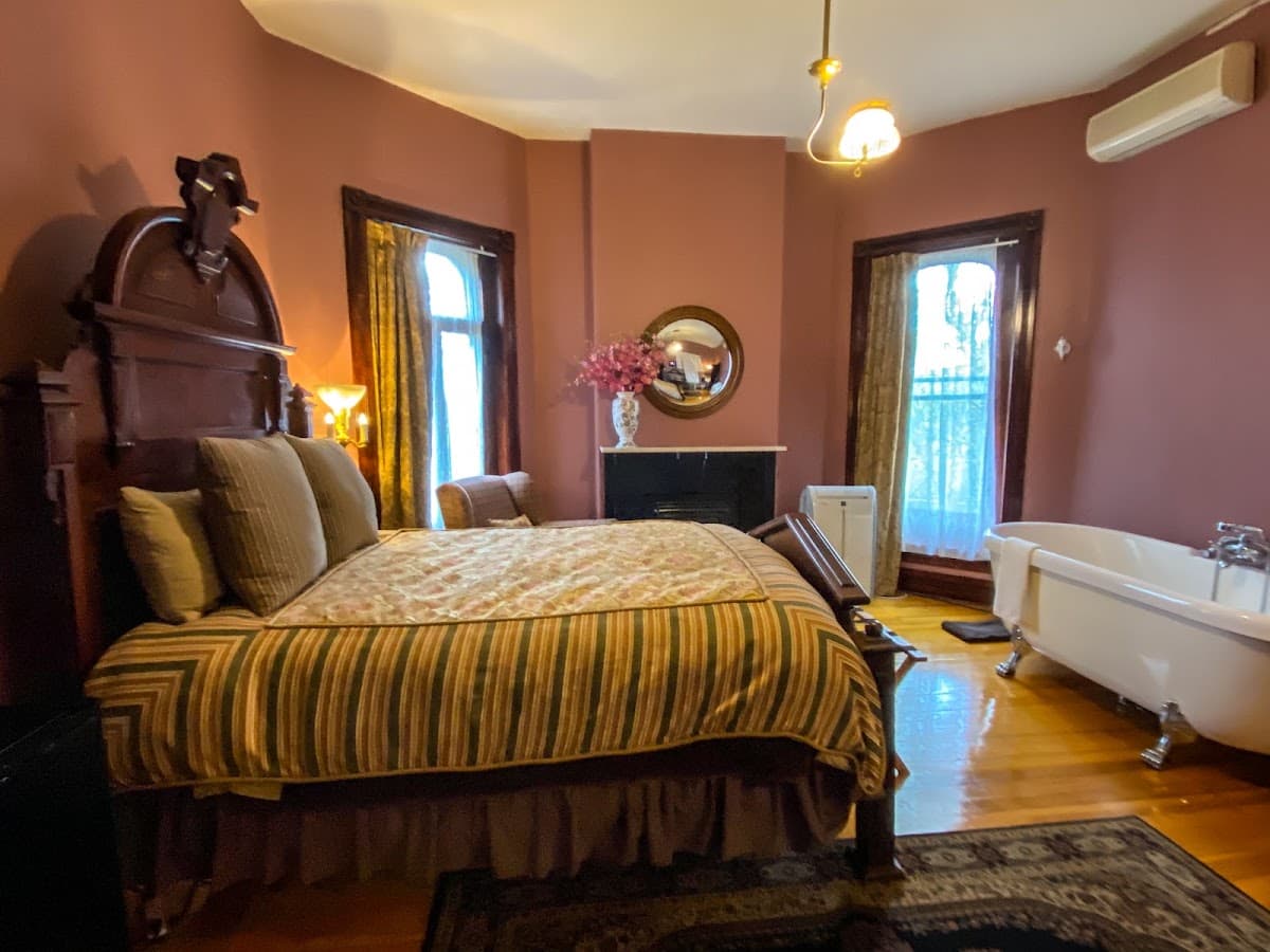 Whiskey Mansion Inn, Bed & Breakfast in Saint Joseph