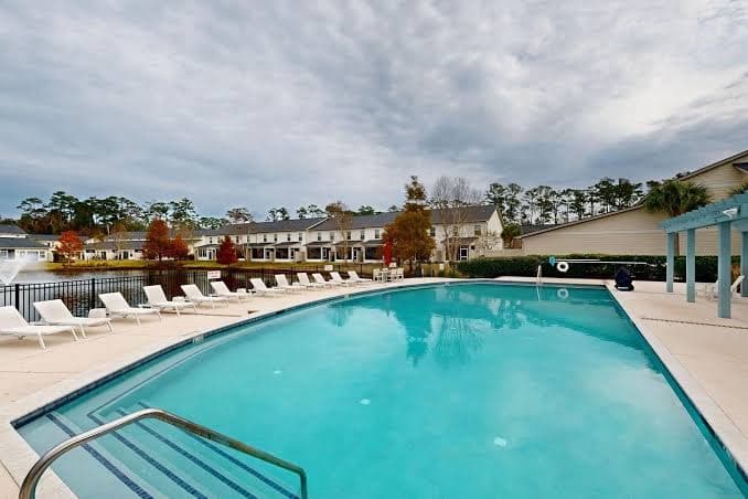 Cozy Island Townhouse W/screened Porch, Shared Pool, & Serene Pond Views, Hotel in Saint Simon Mills