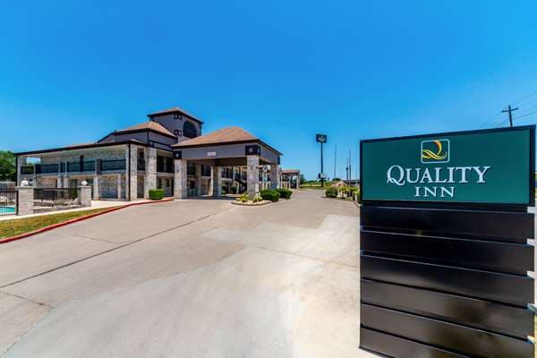 Quality Inn I-10 East near Frost Bank Center, Hotel in Kirby