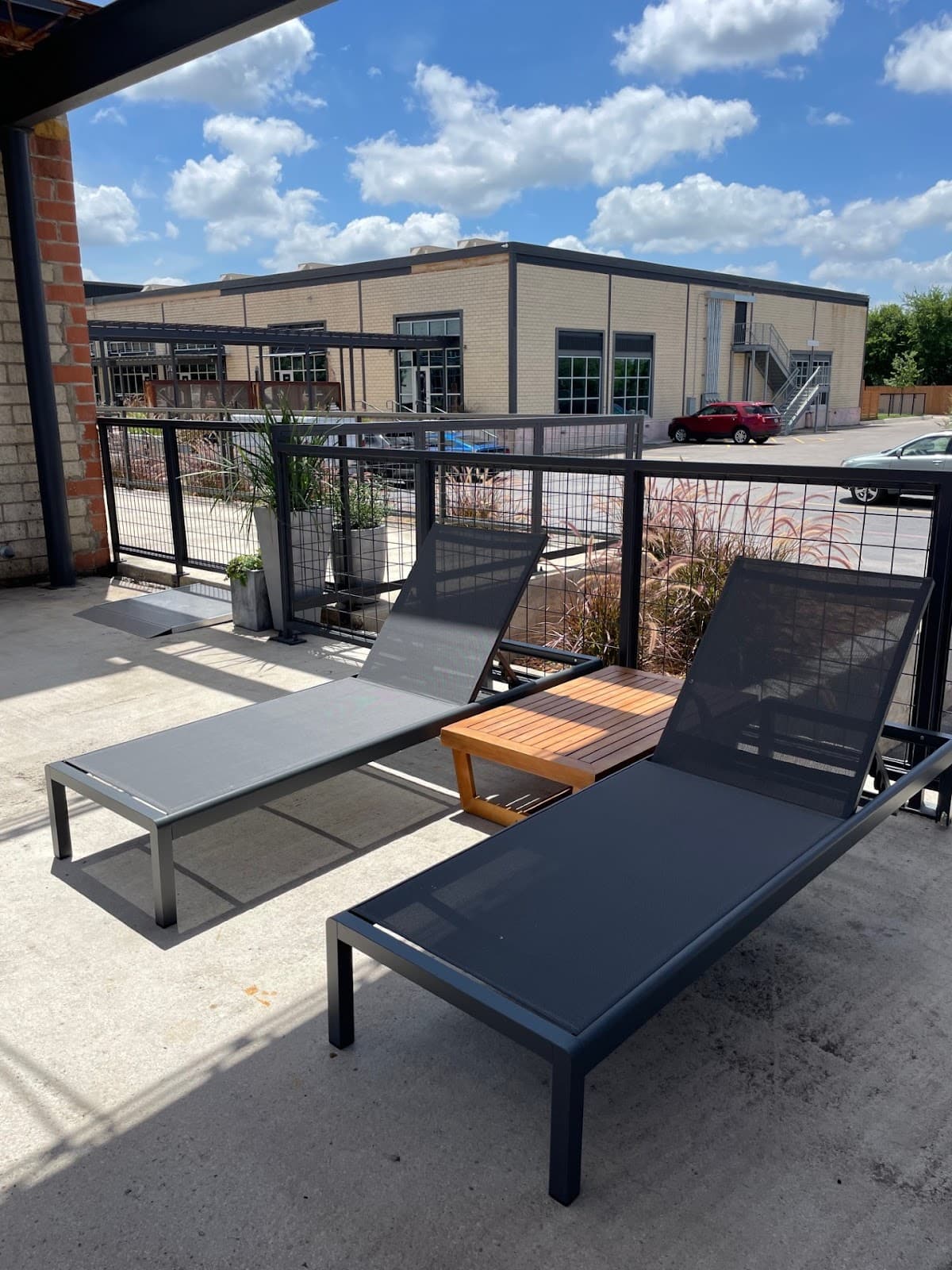 Fyrebird Place: 5-Bedroom Industrial B&B Loft w/Private Pavilion & Yard, Bed & Breakfast in San Antonio