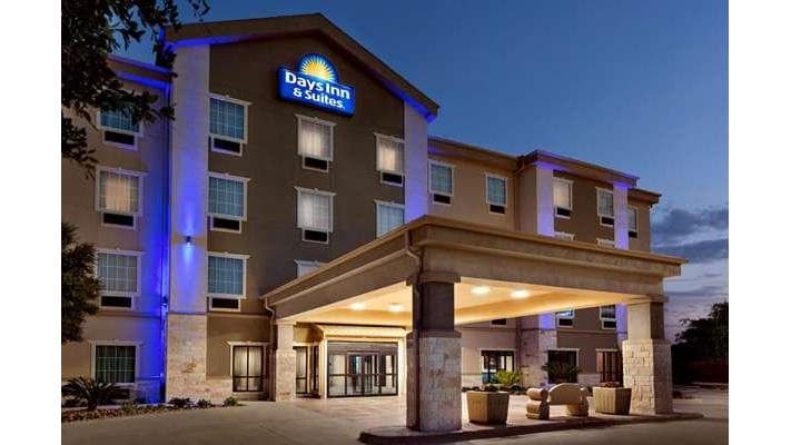 Days Inn & Suites by Wyndham San Antonio near Frost Bank Ctr, Hotel in Kirby