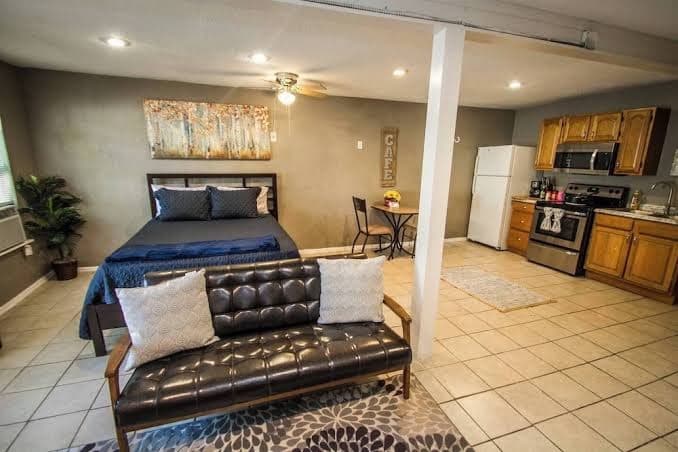 Near Downtown Guest House, Guesthouse in San Antonio