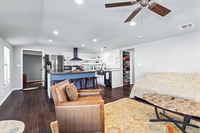 Spacious 4-bedroom house in welcoming San Antonio near trails, Pearl, Gardens, Hotel in Terrell Hills