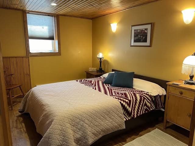 Village Nook, efficiency, private entrance, easy walk downtown Saranac Lake, Hotel in Saranac Lake