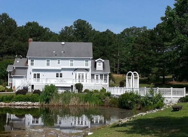 B & B's Country Garden Inn, Bed & Breakfast in Scotts Mill