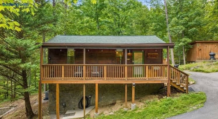 Tennessee Whisper Cabin - Entire Place, Holiday Home in Sevierville