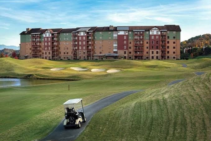 2 Bedroom Condo w/ Pool View, Sleeps 8, Waterpark Passes, Great Smokies Lodge!!, Lodge in Sevierville