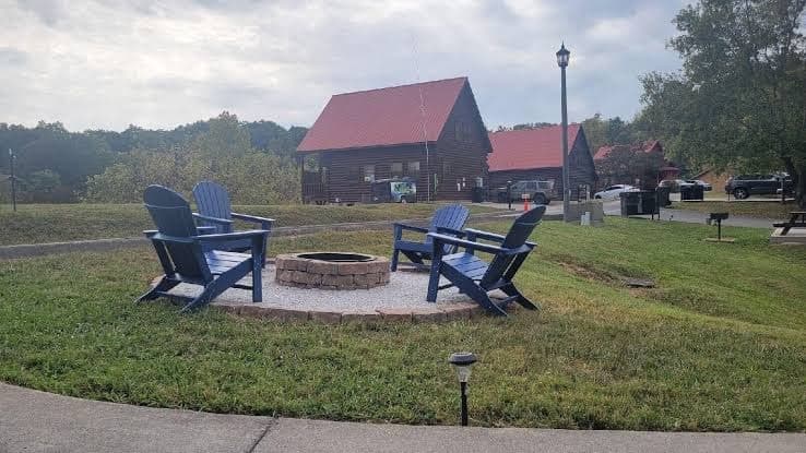 2 Kings > Hot Tub > Location > Pool Table > Arcade > Full Kitchen, Hotel in Sevierville